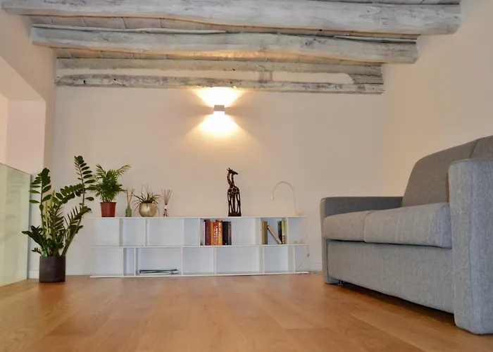 아파트 Bright And Silent Near Two Towers *