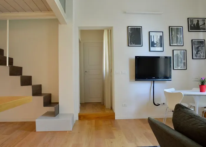 Bright And Silent Near Two Towers بولونيا